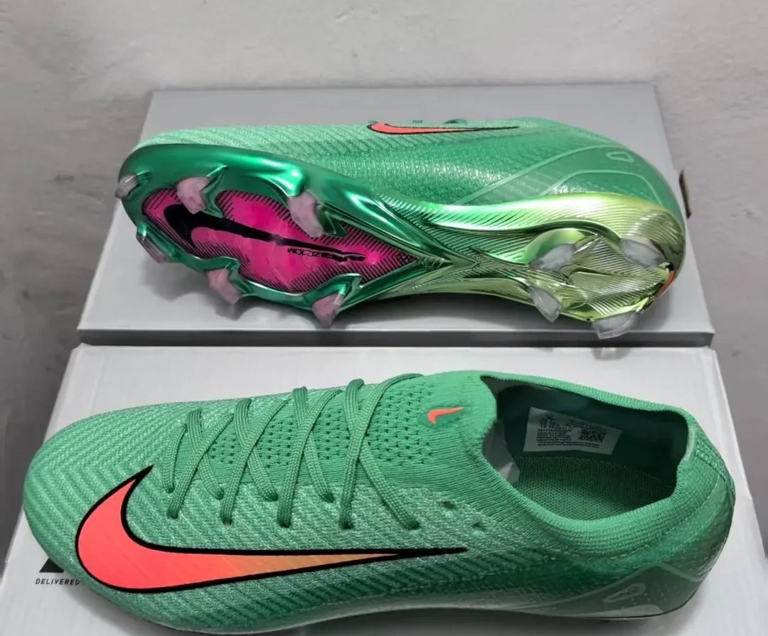 Soccer shoes